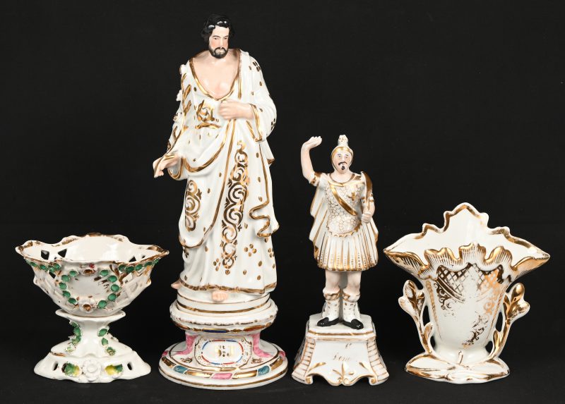 Een lot bestaande uit twee Brussels polychrome porseleinen postuurtjes naar de oudheid. We voegen er twee gelijkaardige vaasjes aan toe. Waarvan één polychroom in twee delen.