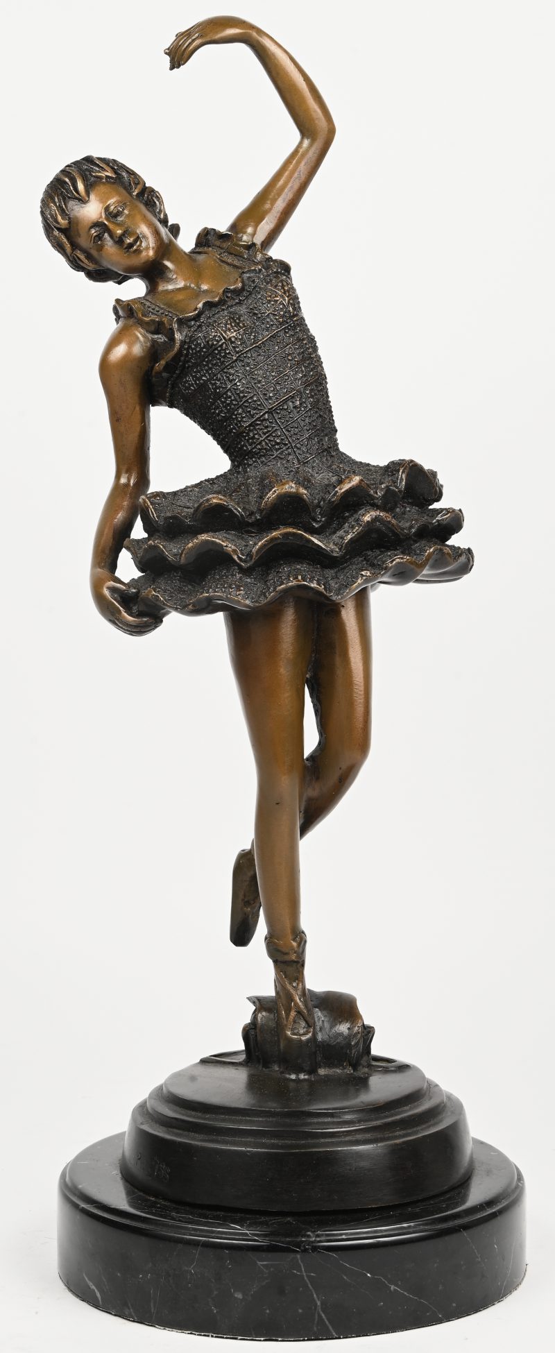 ‘Ballet danseres’; Bronzen beeld op marmeren sokkel, draagt handtekening ‘Preiss’.
