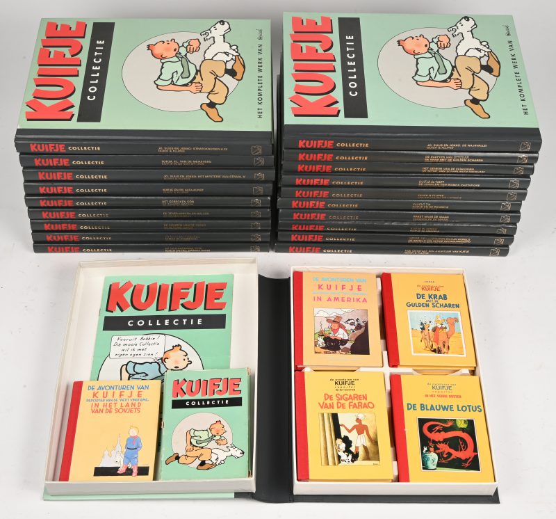 “Kuifje Collectie, het komplete werk van Hergé”, uitgegeven door Lekturama. Een lot van 20 hardcover verzamelalbums, inclusief box met 8 mini-albums. Bijgevoegd mini-album “Kuifje in het land van de Sovjets”, en een lotje speelkaarten.