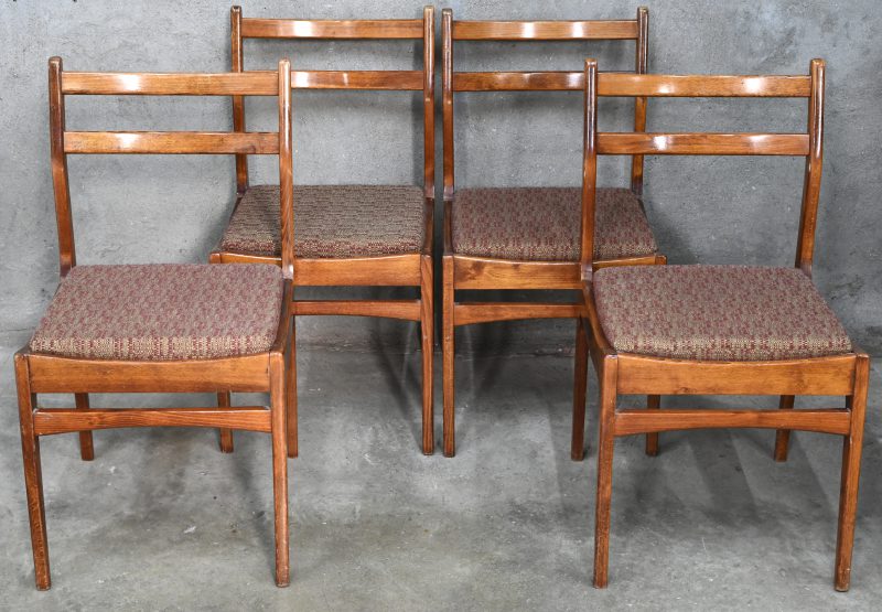 Een lot van 4 vintage design stoelen.