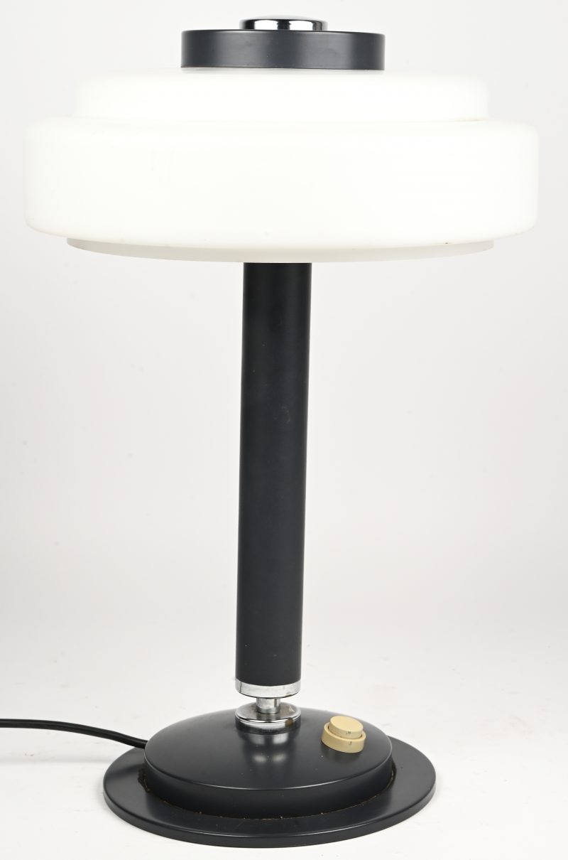 Een vintage mid-century design tafellamp met 2 lichtpunten op metalen voet, gechromeerde top en melkglazen bol. Gemerkt Napako en genummerd 85206.