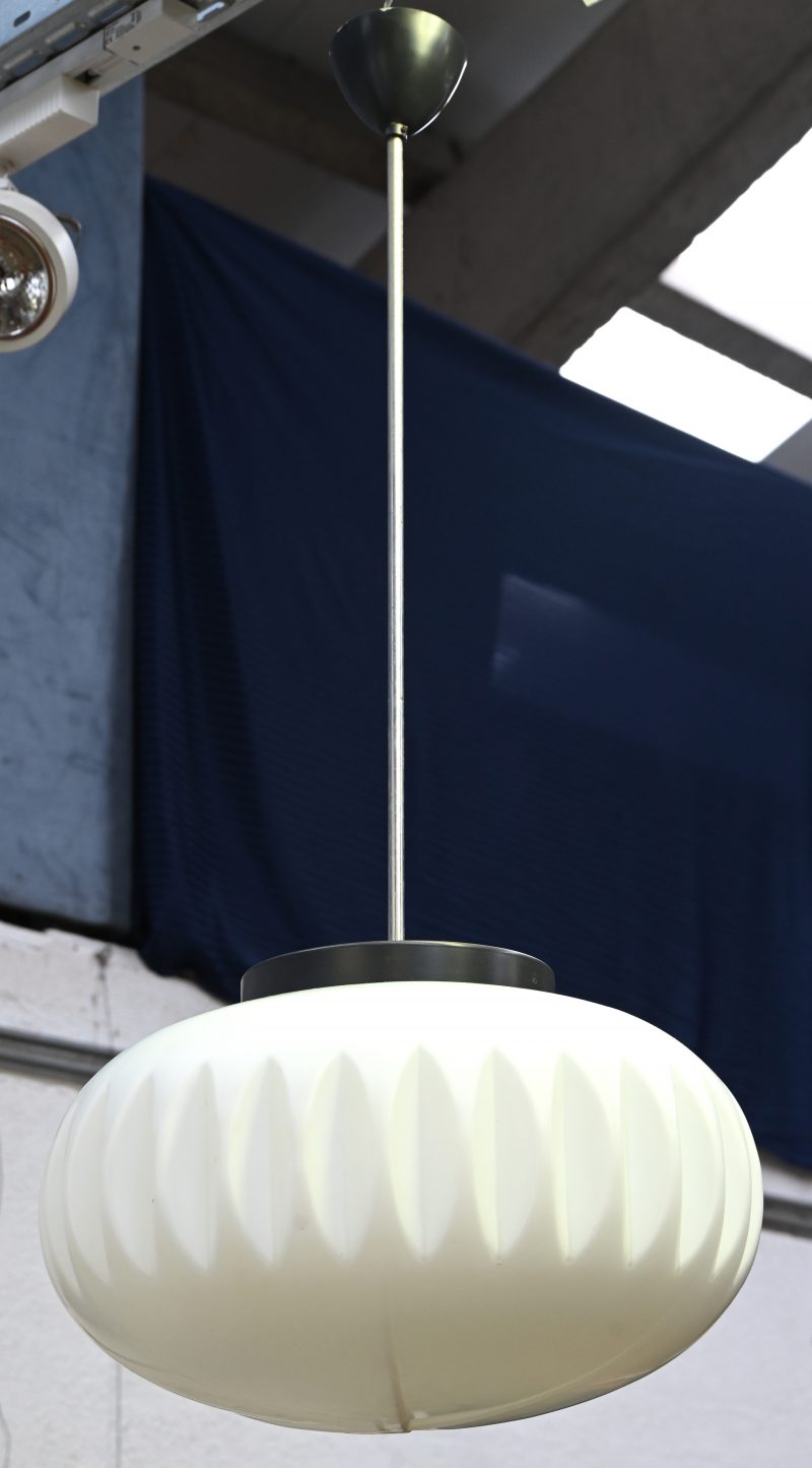 Een vintage Mid-Century design hanglamp met gechromeerde stang, porseleinen socket en melkglazen bol. Gemerkt Napako, medio 1960.