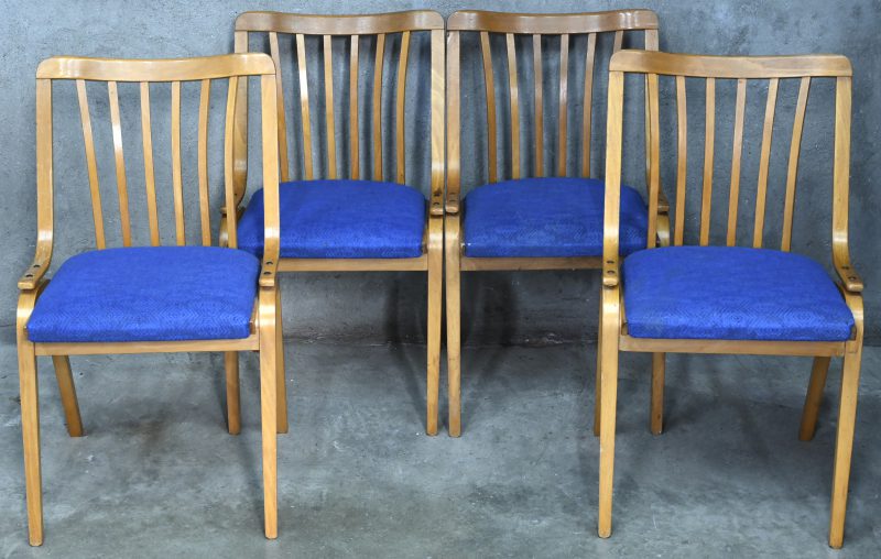 Een lot van 4 vintage Mid-Century design stoelen met gestoffeerde zitting. Door Antonín Šuman voor TON (Thonet Tsjechië).