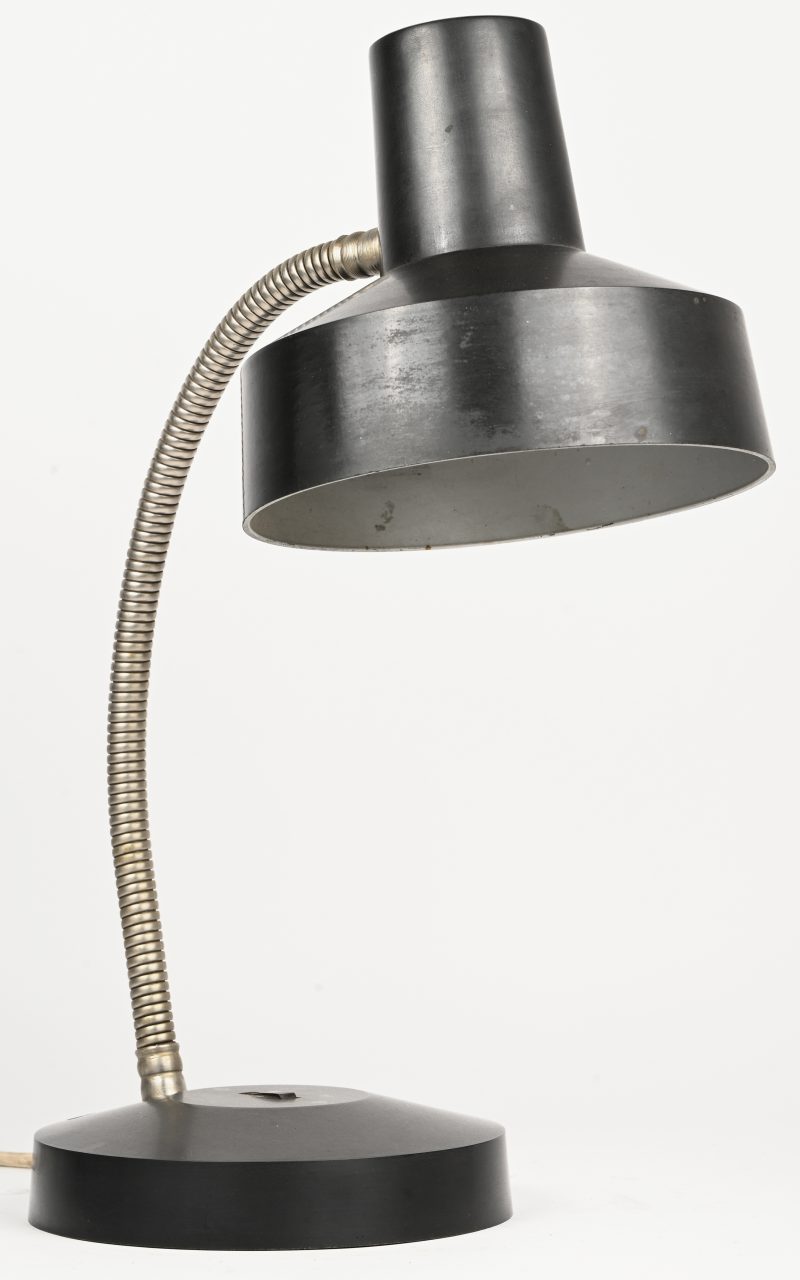 Een vintage mid-century design bureaulamp met bakelieten kap en metalen verstelbare arm. Gemerkt “Typ 1013.01”.