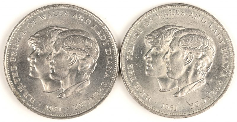 Een paar zilveren munten ter ere van het huwelijk van Prins Charles en Diana Spencer, 1981.