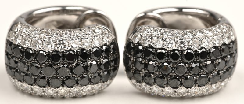 Een paar oorbellen van 18kt wit goud bezet met witte en zwarte diamanten. Met een gezamenlijk gewicht van 3,22 ct.