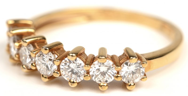 Een 18kt geelgouden ring bezet met briljanten met een gezamenlijk gewicht van 0,84 ct.