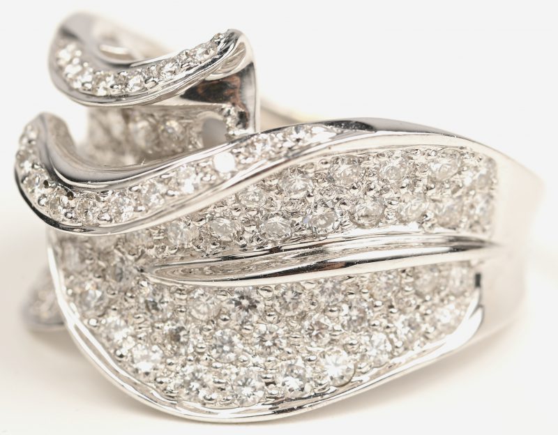 Een 18kt witgouden ring bezet met briljanten met een gezamenlijk gewicht van 1,75 ct.