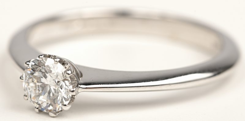 Een 18kt witgouden ring bezet met centrale briljant 0,43 ct. G VS2.