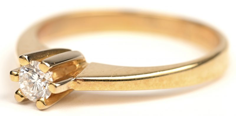 Een 18kt geelgouden ring bezet met centrale briljant 0,18 ct. F VS1.