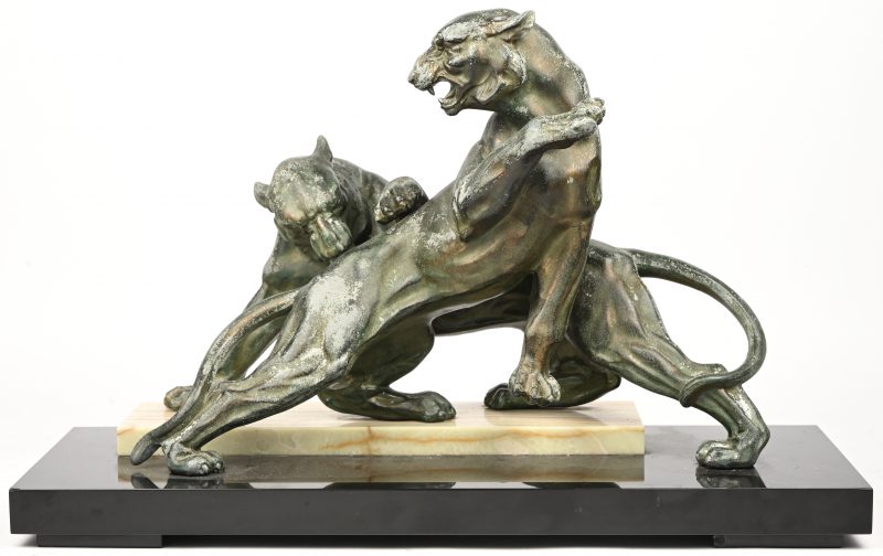 Een Art Deco brons gesculpteerd beeld van een paar vechtende leeuwinnen. Op marmeren sokkel.