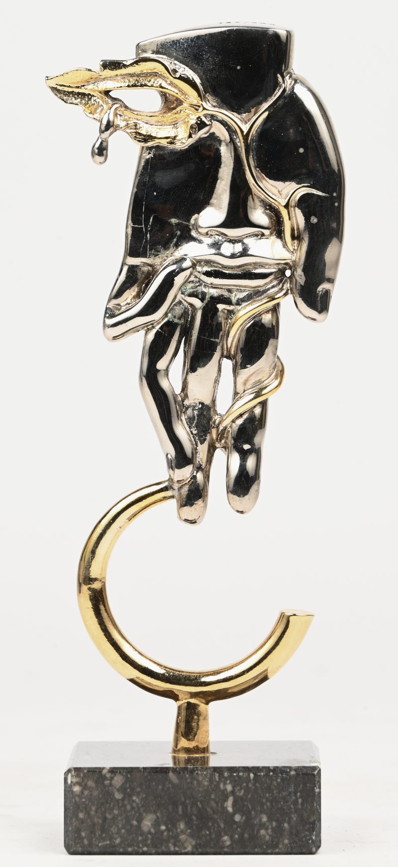 “Gezicht in hand”. Een verguld bronzen in abstracte stijl. Bovenaan gesigneerd en genummerd 187/000.
