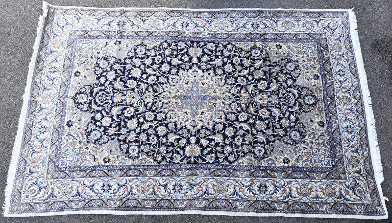 Een Iranees handgeknoopt Naïn tapijt met floraal motief.