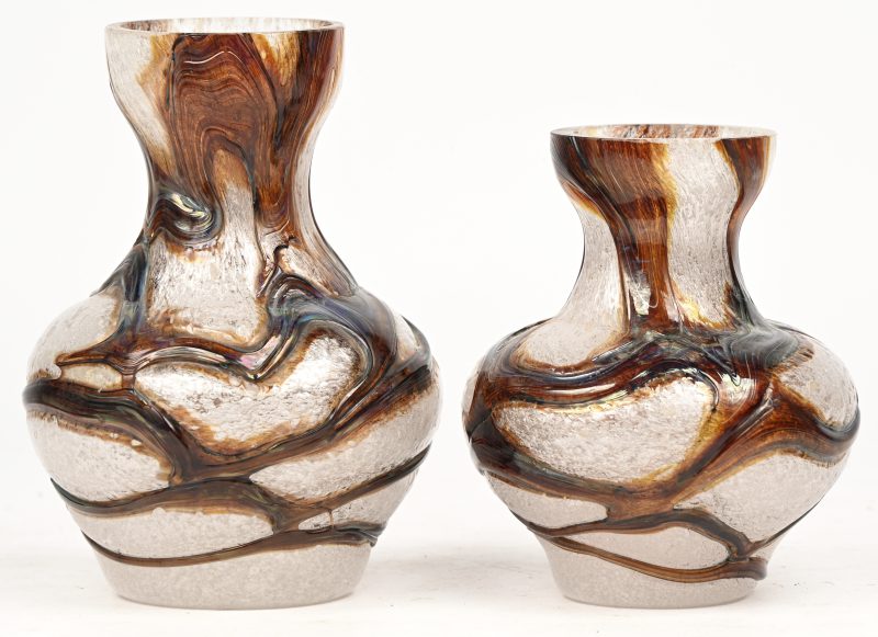 Een set van 2 glazen vaasjes in de stijl van Louis Leloup met in reliêf gekleurde organisch gevormde versiering er op.