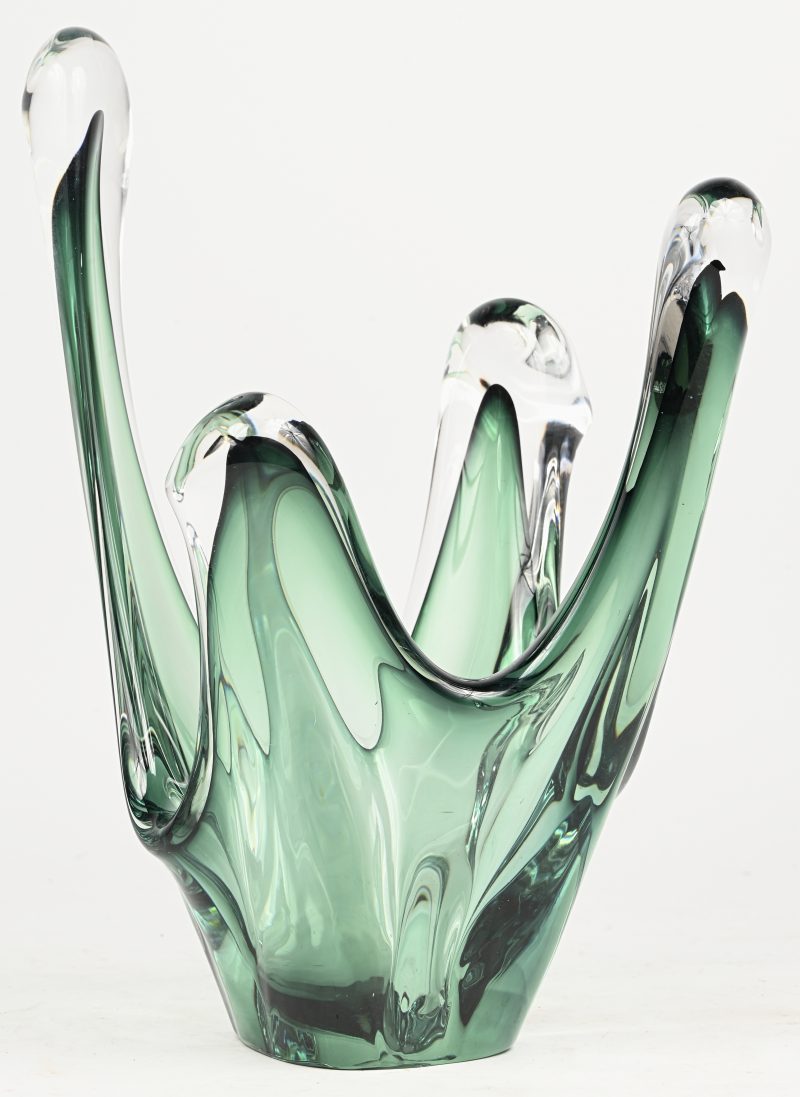 Een vintage Murano glaspasta vaas met 4 ‘vingers’, groen in de massa gekleurd met kleurloze delen.