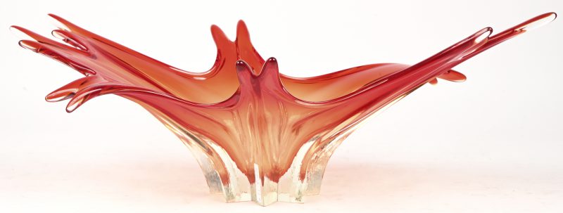 Een vintage glaspasta schaal, kleurloos en rood/oranje in de massa gekleurd.