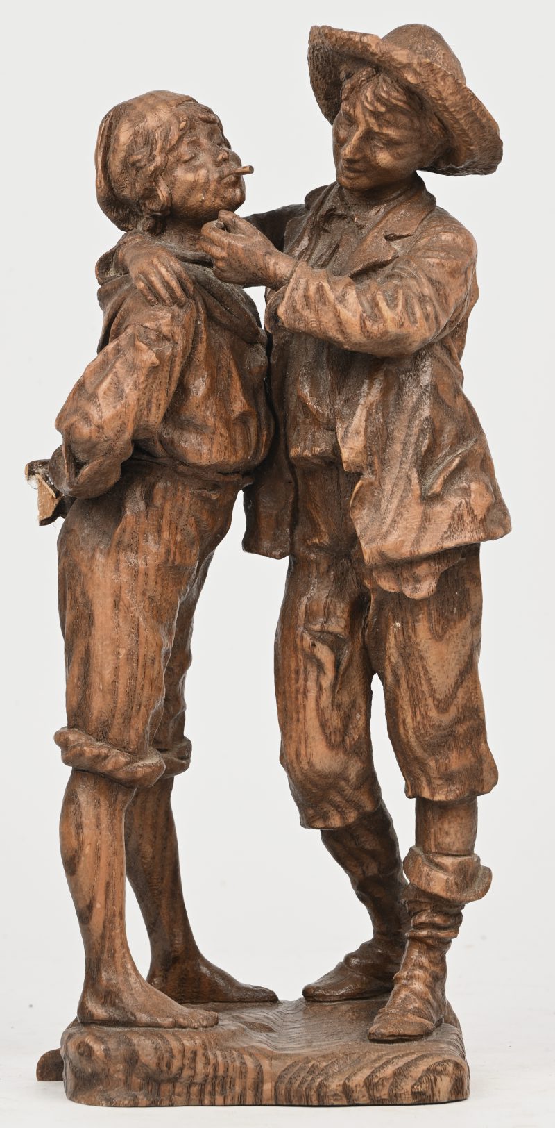 Een gesculpteerd houten beeld van 2 rokende jongeheren, schade aan een hand achteraan.
