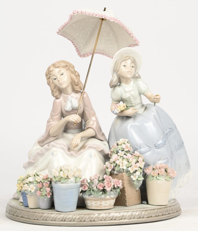 ‘Flowers for sale’, een Lladro beeld, modelnr 5537 in originele verpakking. Het boeketje bloemen in het hand van het meisje is afgebroken/ontbreekt.