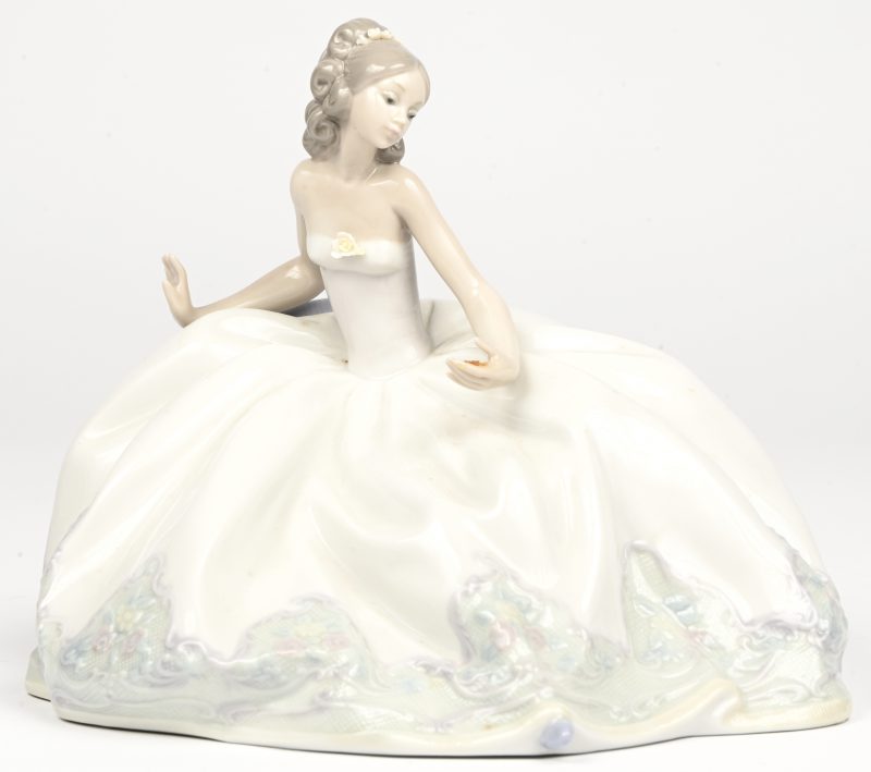 ‘At the ball’, een Lladro beeld, modelnr 05859 in originele verpakking. Mist de waaier in haar linkerhand.