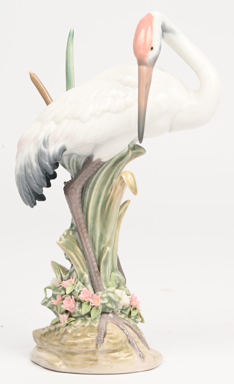 ‘Preening crane’, een Lladro beeld, modelnr 01612 in originele verpakking.
