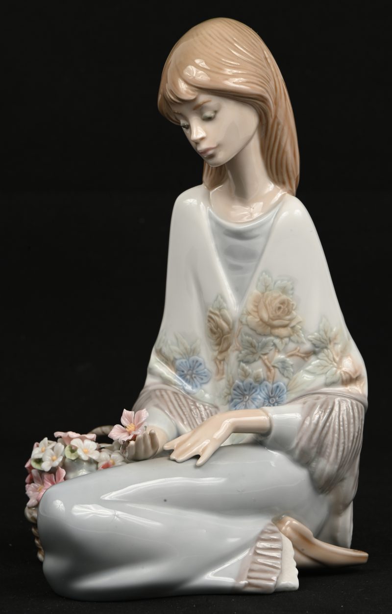 ‘Flowers Song, een Lladro beeld, modelnummer 7607 in originele verpakking. 1 bloem is afgebroken maar nog aanwezig.