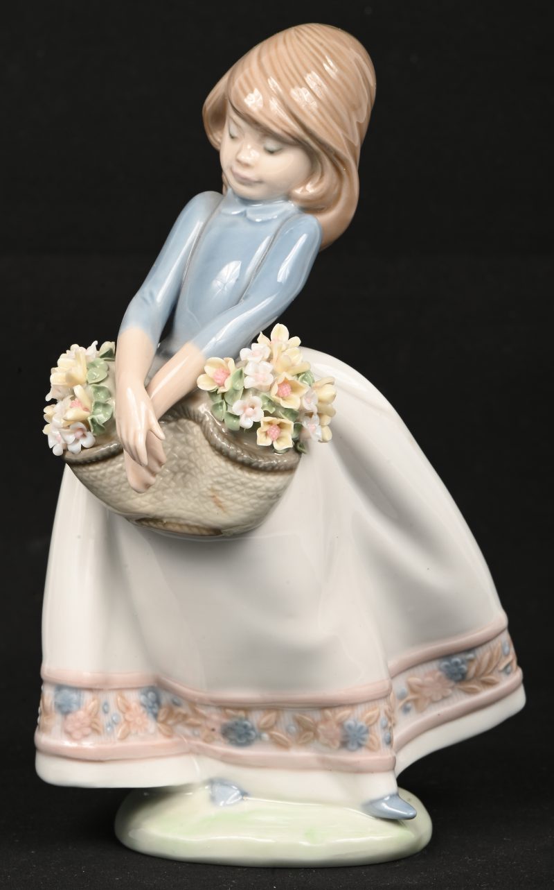 ‘May Flowers’, een Lladro beeldje, modelnummer 5467 in originele verpakking.