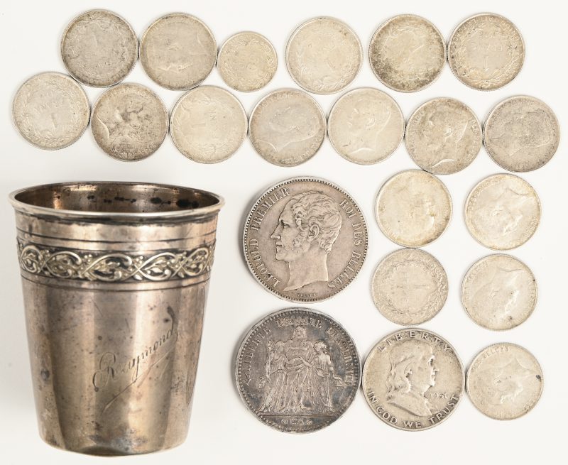 Een lot van oude zilveren munten in een zilveren bekertje, 190 gram zilver in totaal. 5 Franse francs uit 1876, 5 Belgische franken uit 1851, een halve Amerikaanse dollar uit 1951, 17 Belgische 1 frank stukken en 1 50 cent stuk allen vroeg 20ste eeuw.