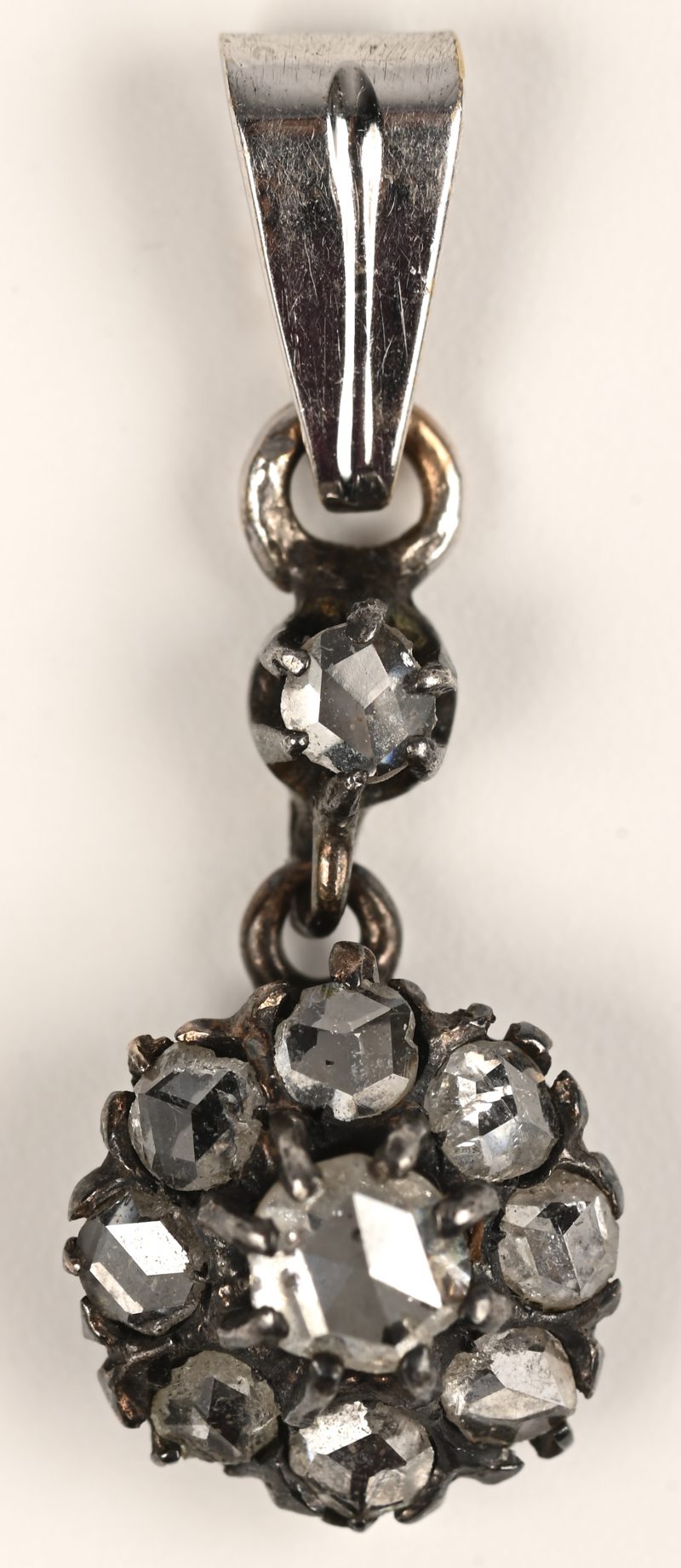 Een 18 kt witgouden hanger bezet met bezet met diamanten oude slijp met een gezamenlijk gewicht van +- 0,40 ct.