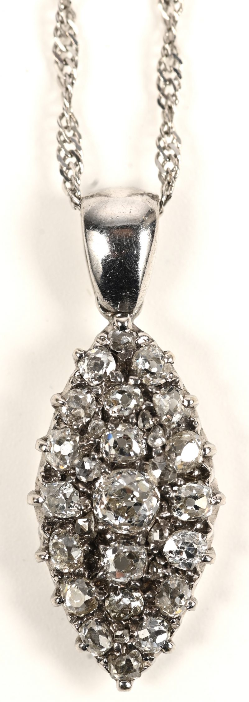 Een 18 kt witgouden hanger bezet met diamanten oude slijp met een gezamenlijk gewicht van +- 1 ct.