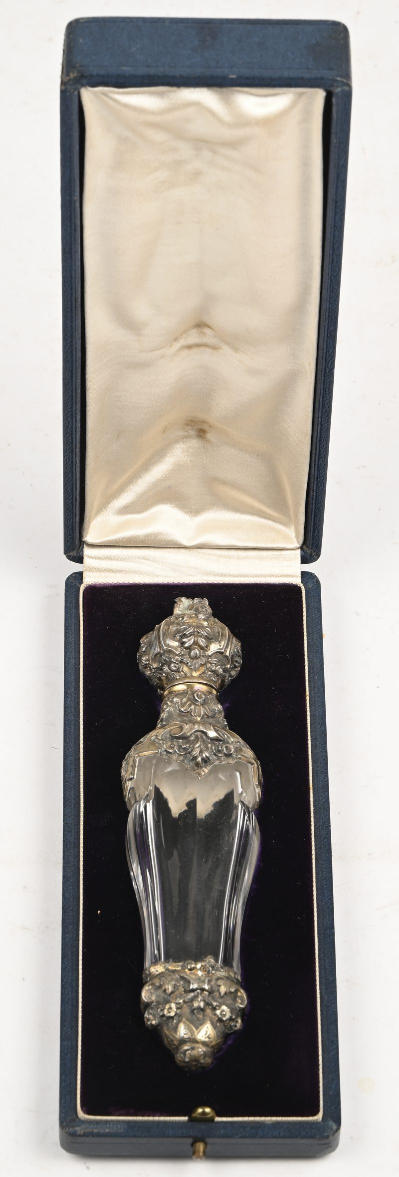 Een laat 18e eeuwse parfumflacon met verzilverde delen in zijn originele etui.