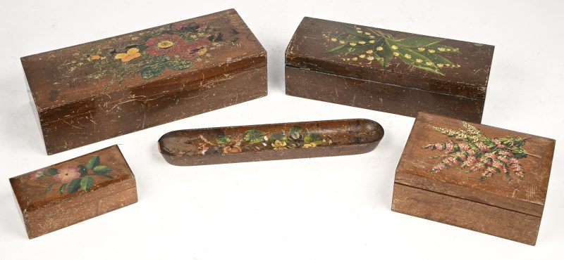 ‘Boîtes de Spa’, een lot van 4 handbeschilderde doosjes en een pennenbakje, ca 1900.