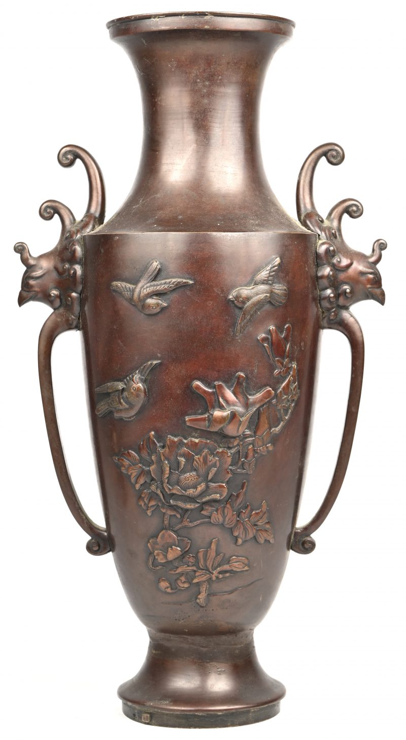 Een Chinees brons gesculpteerde vaas met kippenkoppen, vogels en bloemen in het reliëf.