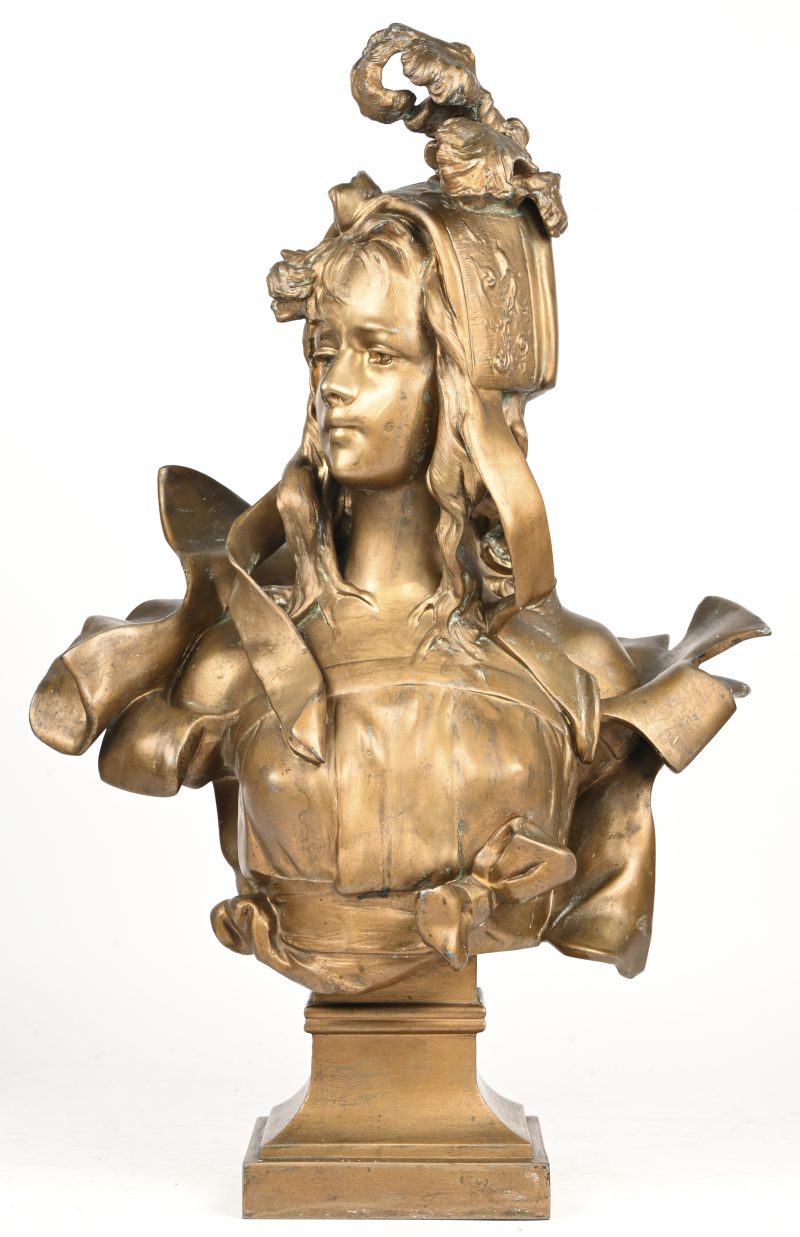 “Geklede dame met hoofddeksel”. Een uit kunstbrons gesculpteerde buste.