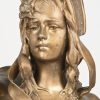 “Geklede dame met hoofddeksel”. Een uit kunstbrons gesculpteerde buste.