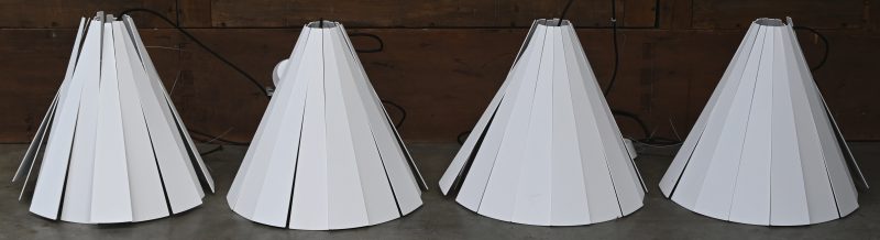 Twee paar wit metalen hanglampen, modern design ‘Delta’. Model Metronome.