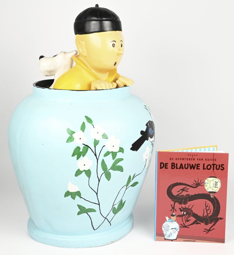 “Kuifje”. Een uit kunststof gevormd beeld van Kuifje met Bobbie in een Chinese vaas. Bijgevoegd een hardcover strip “De Blauwe Lotus”, uitgave Casterman.