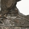 Een brons gesculpteerd beeld van een olifant op marmeren sokkel. Naar Milo.