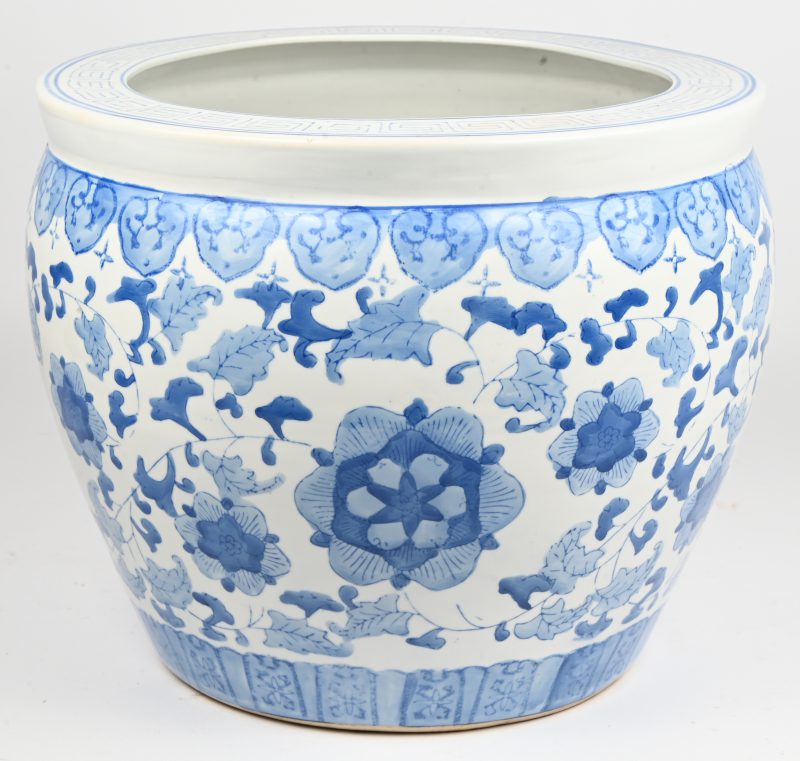 Een blauw-wit Chinees porseleinen cache-pot met floraal decor. Onderaan gebarsten.