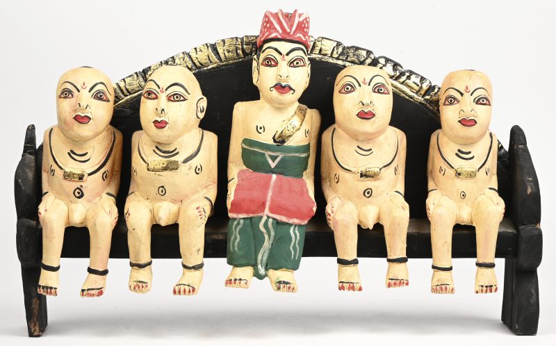 Een Indisch houten gesculpteerde wanddecoratie. 5 figuren, waarvan 4 naakt.