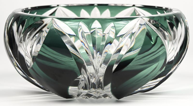 Een schaal, Val Saint Lambert in groen en kleurloos kristal, gemerkt VSL, PU 8716003.