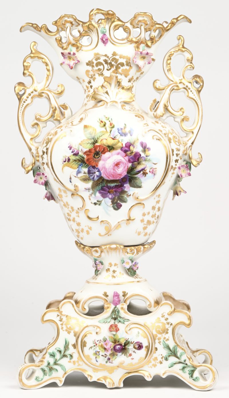 Een polychroom porseleinen vaas met handgeschilderd bloemdecor en vergulde accenten, in drie delen.