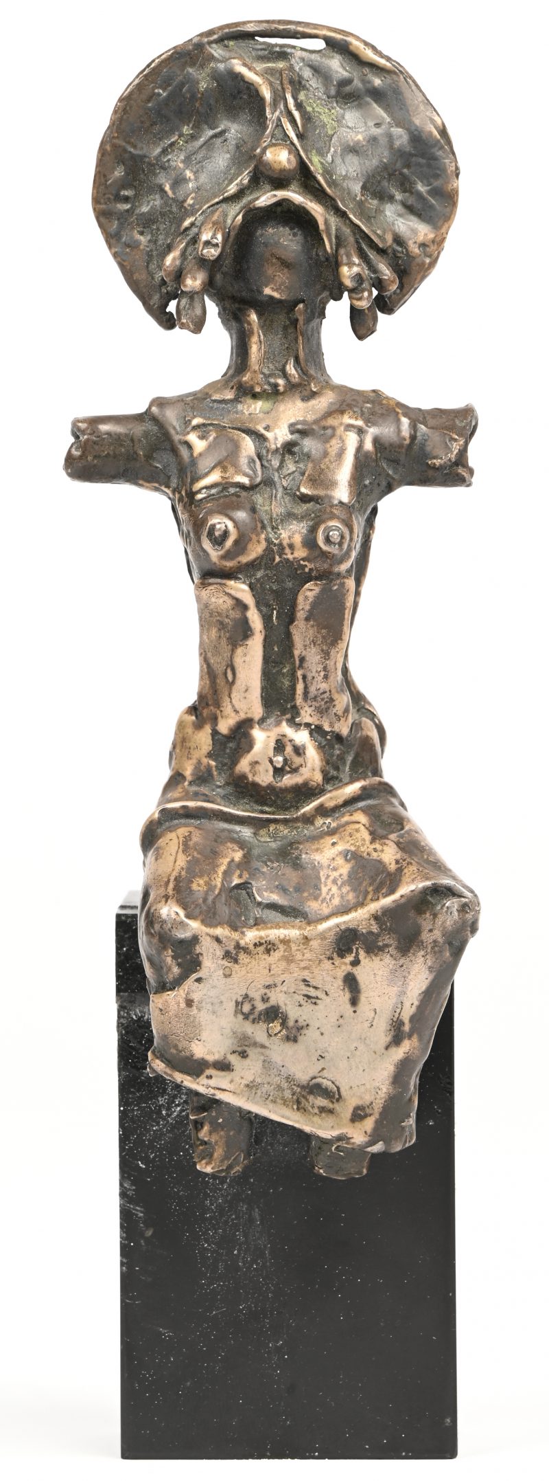 “Abstracte zittende vrouw met masker.” Bronzen sculptuur op sokkel. Gesigneerd en genummerd 36/37. Gebarsten sokkel bovenaan.