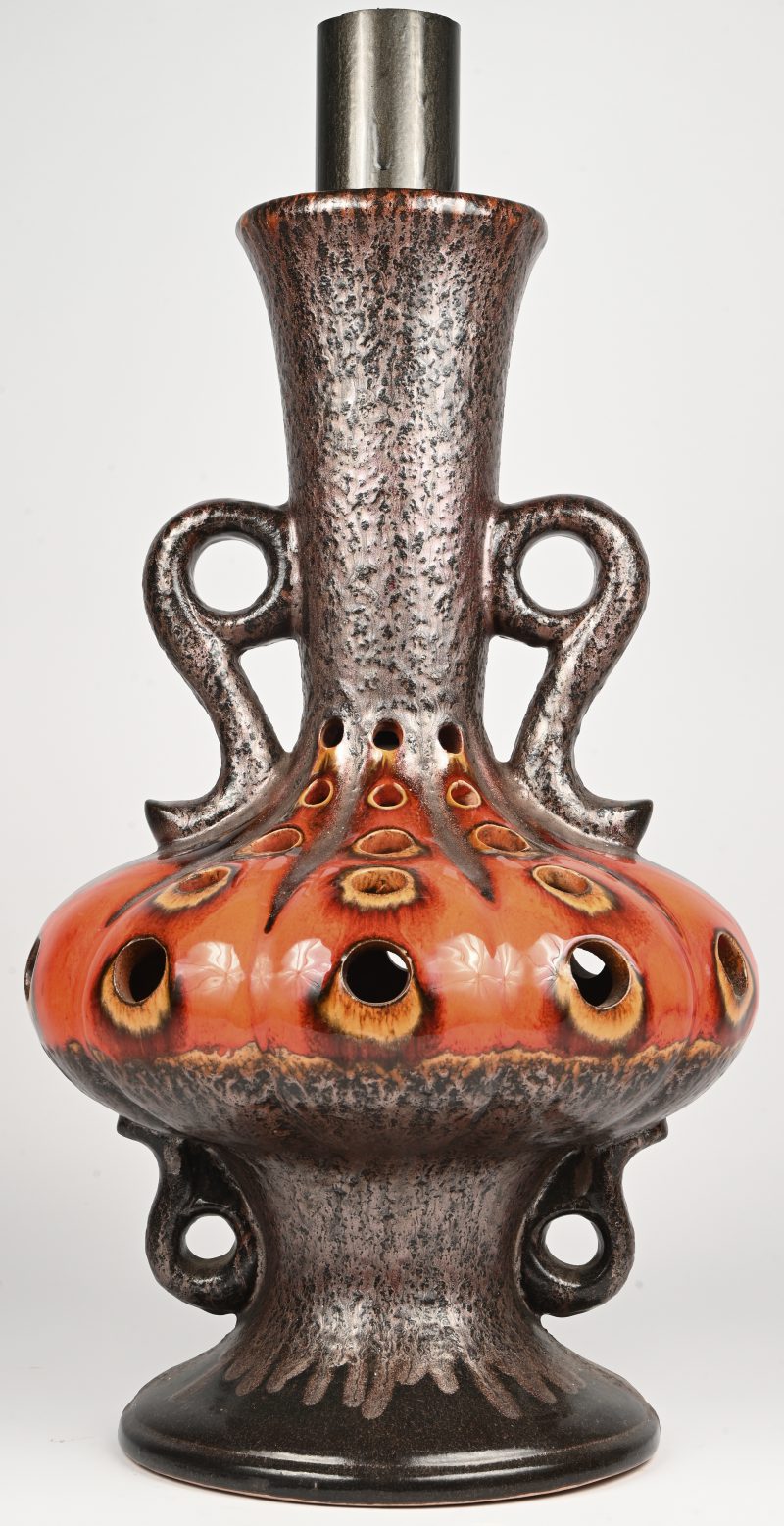 Een vintage keramische West-Germany drip-glaze lampvoet, met extra lichtpunt in de voet.