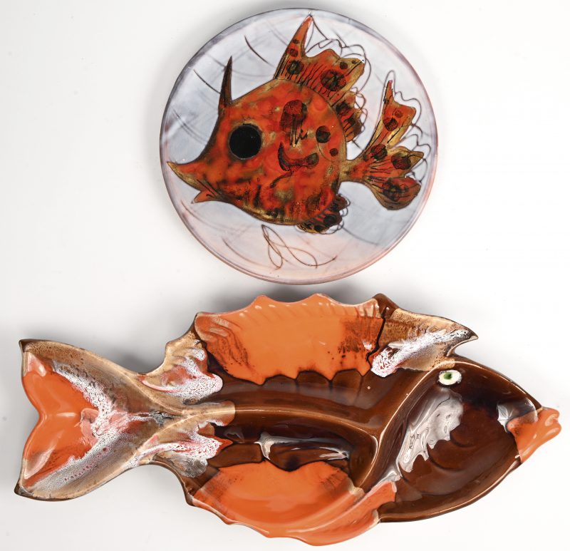 Een lot van 2  keramische vintage schalen waaronder een bord met vis decor getekend Vallauris en een vakjesschaal in de vorm van een vis.