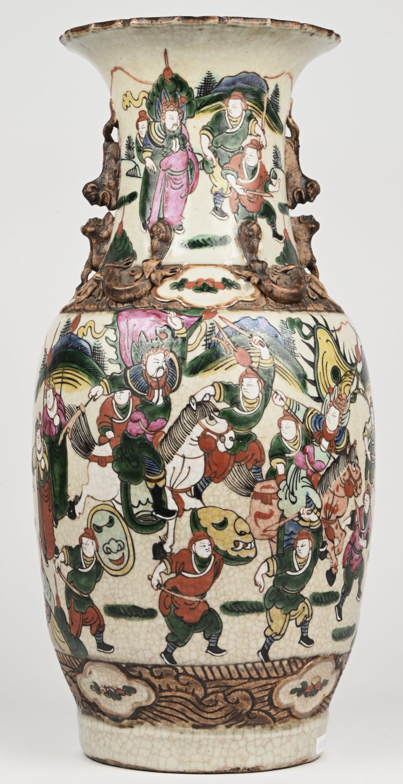 Een Chinees aardewerken Nanking vaas met meerkleurig krijgstafereel in het decor. Onderaan gemerkt.