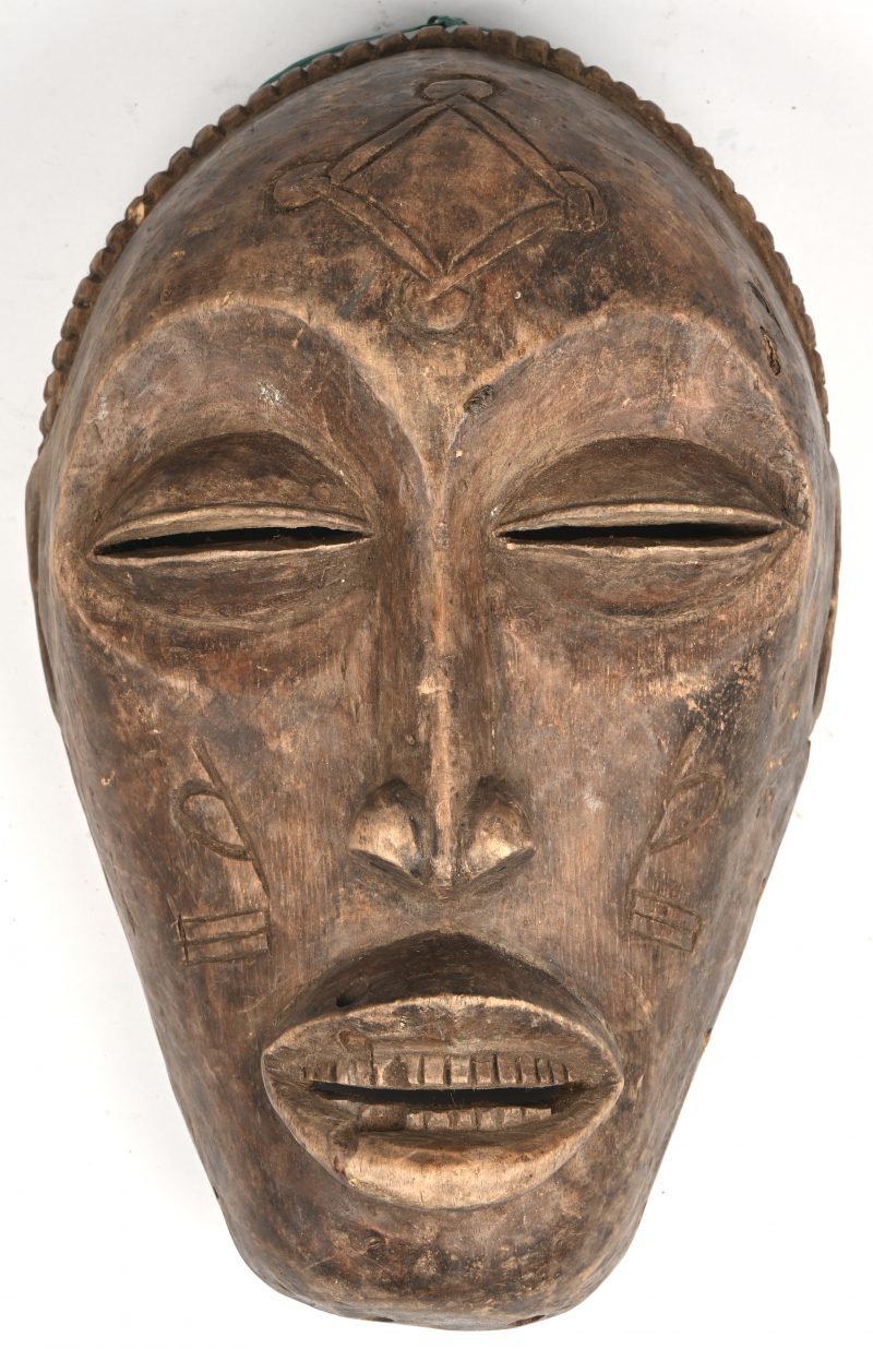 Een gesculpteerd houten masker. Lega DRC.