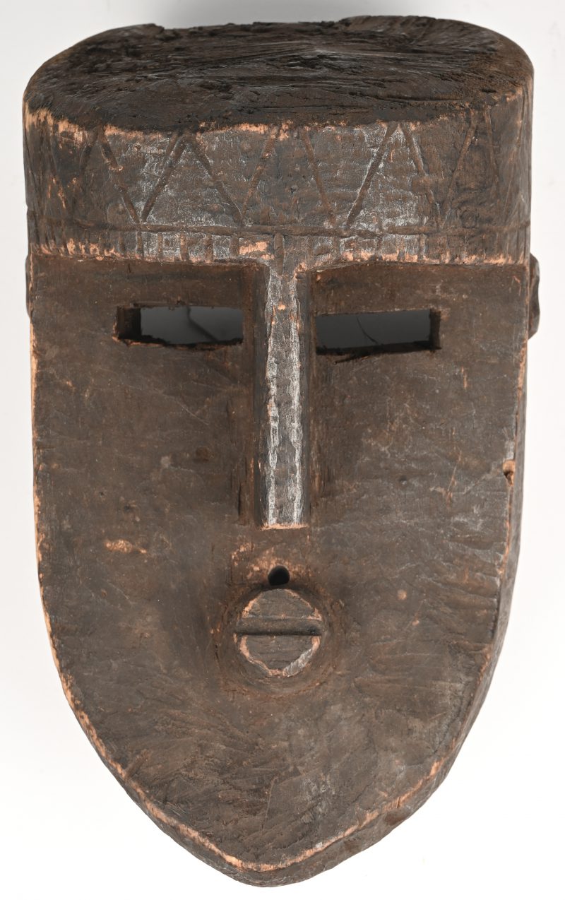 Een gesculpteerd houten masker. Ngbaka DRC.