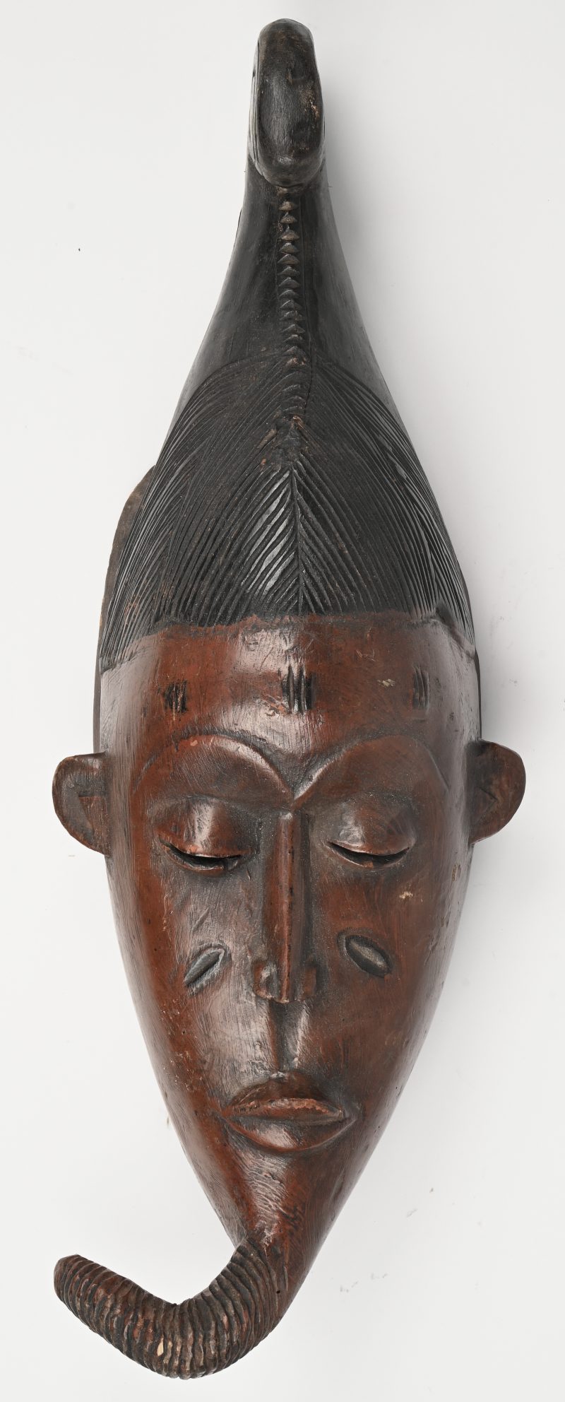 Een gesculpteerd houten masker. Baoule Ivoorkust.