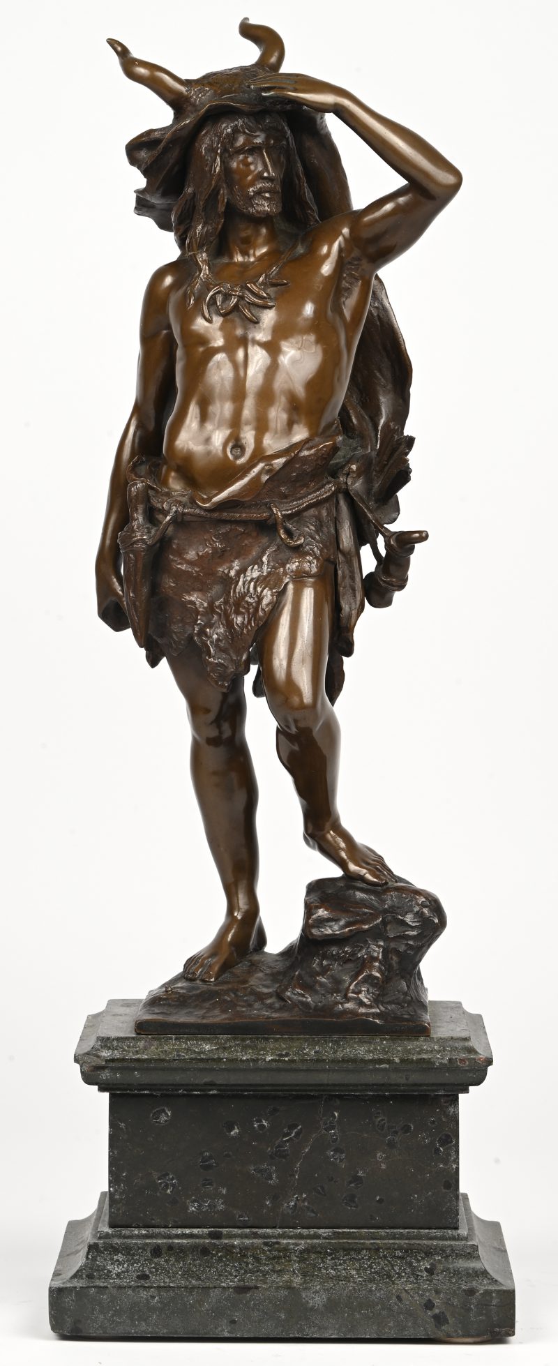 “Germanischer Krieger”. Een brons gesculpteerd beeld van een krijger met gehoornde hoofdtooi. Op donker marmeren sokkel. Draagt signatuur.
