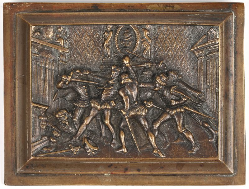 Een bronzen plaquette met 17e eeuws strijdtoneel in het reliëf.